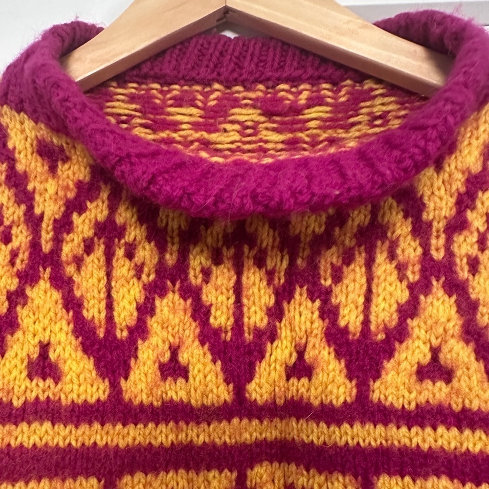 Vintage wool Geometric Knit Sweater gold and magenta - Picture 4 of 4